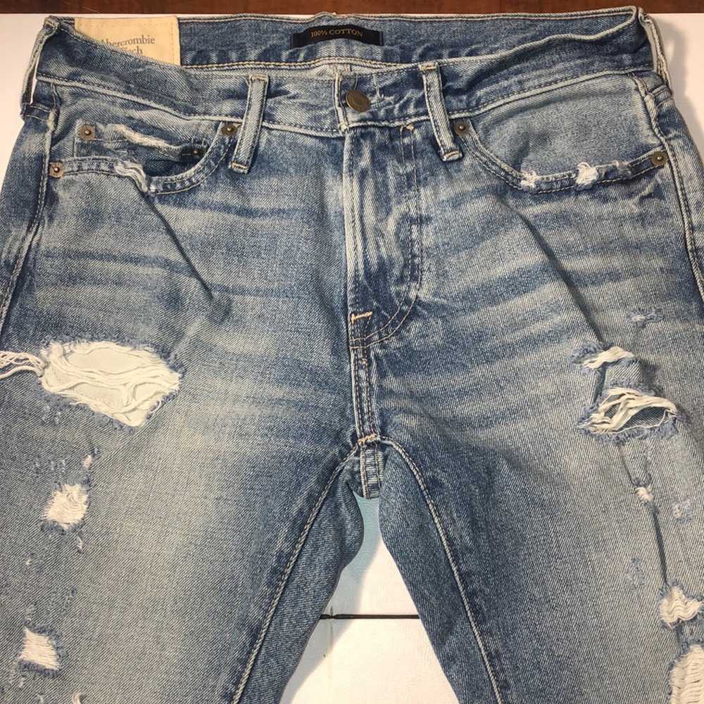 Light blue skinny jeans distressed look